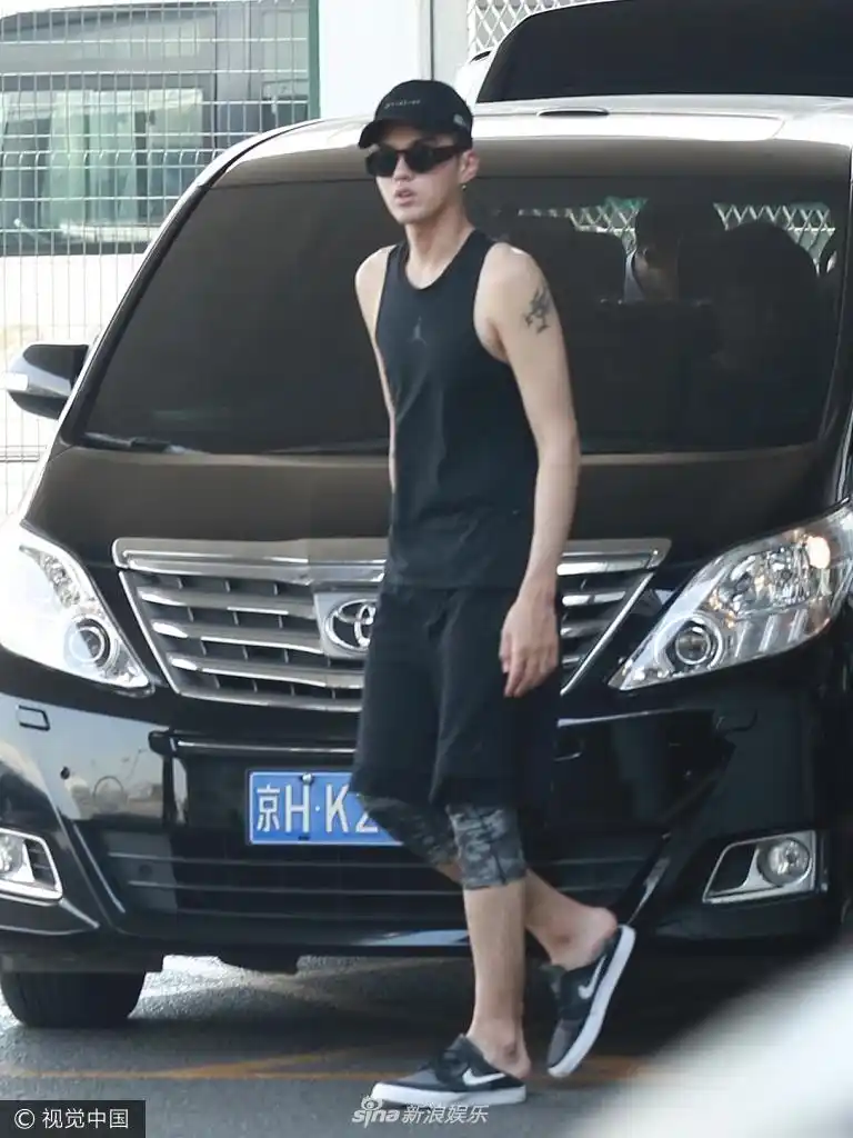 吴亦凡全黑look秀身材 肩膀挺括手臂肌肉紧实