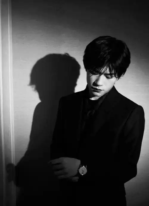 易烊千玺壁纸超话黑白风@tfboys-易烊千玺#易烊千玺##易烊千玺壁纸