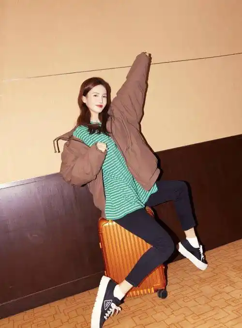 脚上则是一双黑色的休闲鞋子,坐在椅子上的金晨,化着精致的妆容,笑