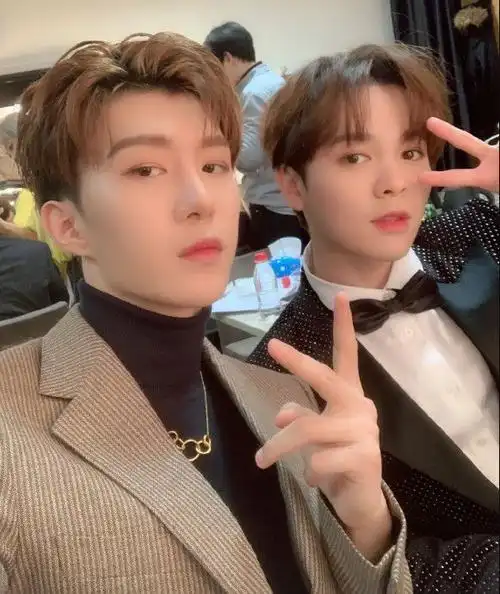 尤长靖的合照都是剪刀手只有和她是比心手势粉丝柠檬了