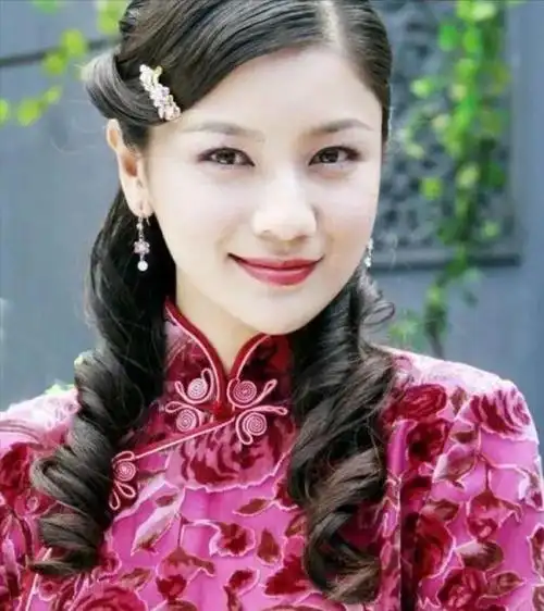 挥别了黄晓明之后,胡可一心搞事业,她不仅自己打造了明星访谈节目