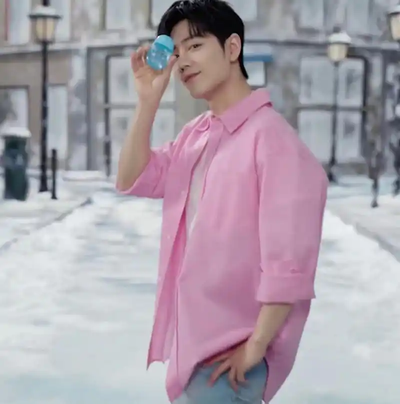 肖战最新粉色衬衫大片释出,是活力无限的草莓学长呀 #肖战