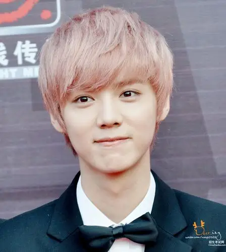 韩国男明星人气排行榜第四名:鹿晗这位笑起来嘴角有点歪的李钟硕居然