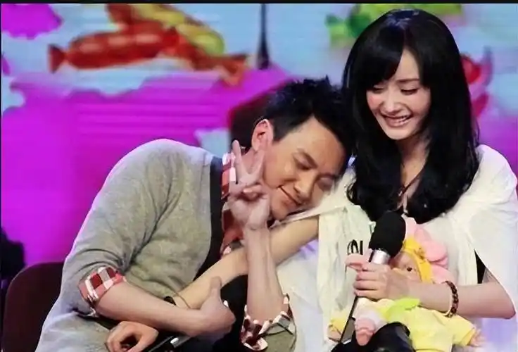 谢霆锋当时做出回应:声称"自己有老婆,不会跟杨幂有其他任何关系".