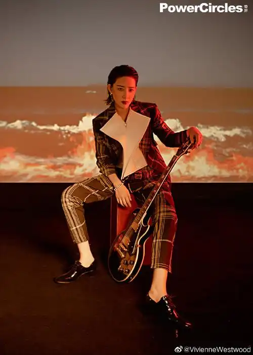 viviennewestwood#@李斯丹妮身穿vivienne westwood 2020春夏亲英狂