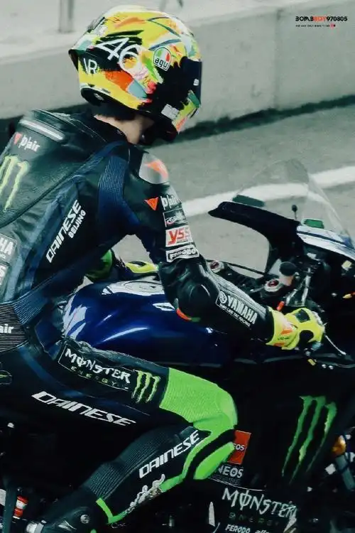 王一博戴鸭舌帽和墨镜,身着机车服,造型又酷又帅