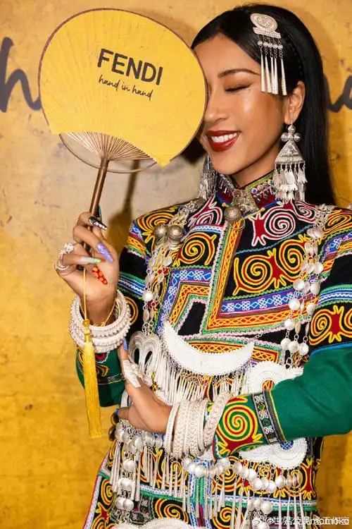 我最喜欢的一首吉克民族的音乐是《月亮》,整首歌吉克隽逸把彝族元素