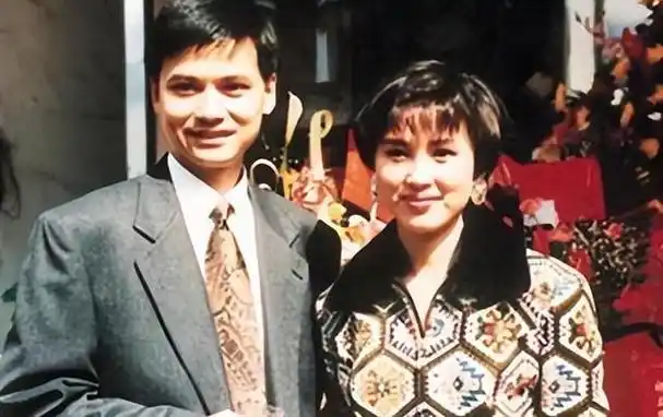 曾是亚视一姐却被渣男老公骗光财产如今61岁流落街头