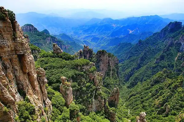 在涞源耸立着一座巍峨的大山,那就是白石山.
