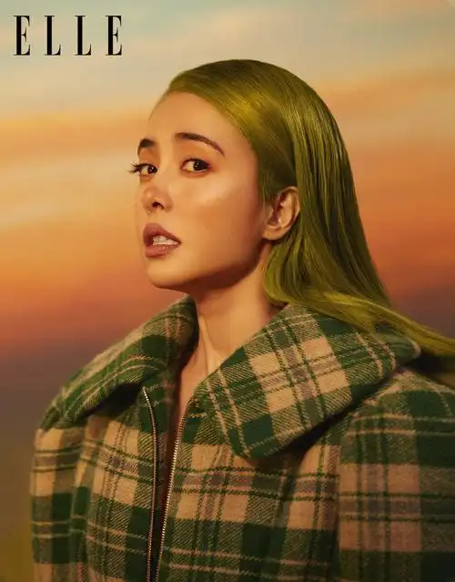 蔡依林彩色封面大片引领初秋风尚置身奇境诠释超现实主义风格