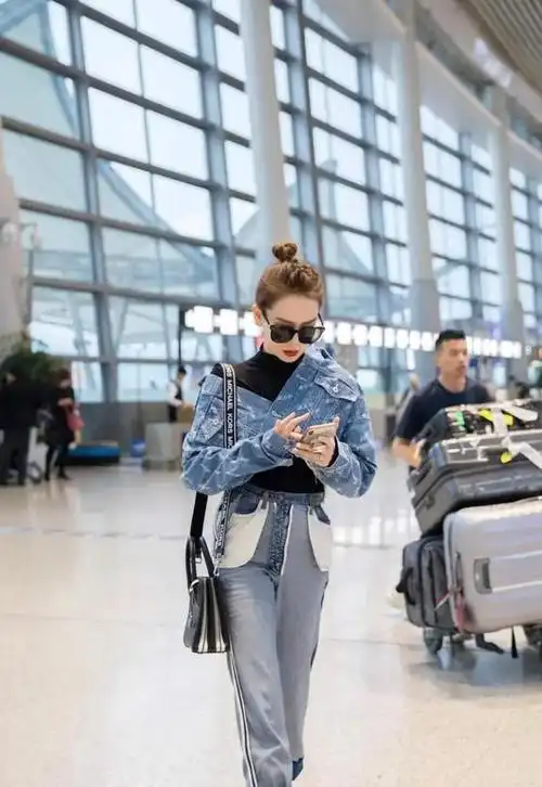 戚薇真是时髦过头了牛仔裤反着穿吸引眼球意外洋气个性