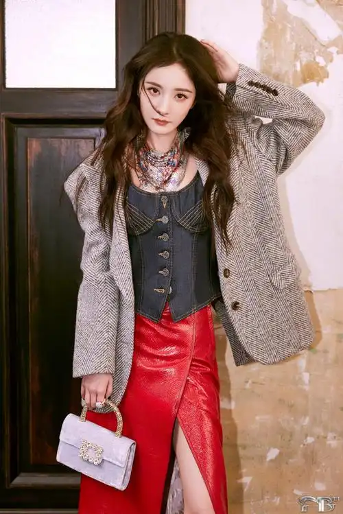 fb the 11th issue#杨幂超话look390牛仔与皮裙的碰撞 99,就像幂