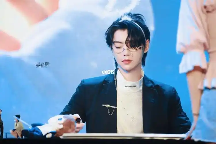 宇航员们好会选啊 图选自微博,图上有标注,原博主说可做壁纸#向全世界