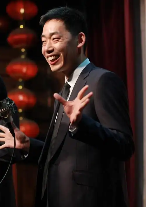 董建春李丁表演相声,导师郭德纲犀利指出,捧哏活跃逗哏缺少个性