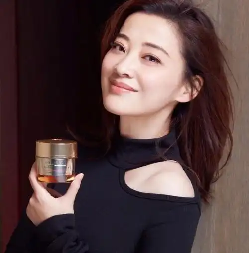 梅婷44岁又怎样?一身黑色西服依旧美得耀眼!果然是"冻龄女神"