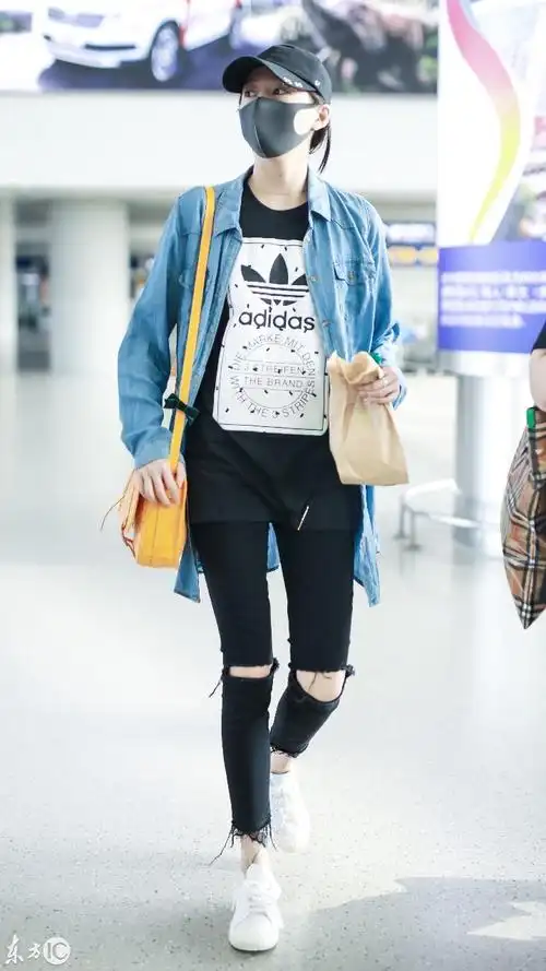 关晓彤戴口罩穿蓝色衬衫搭配黑色破洞裤现身机场,一双长腿好纤细