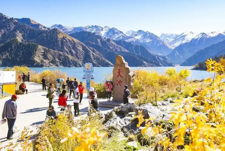 天山天池景区层林尽染秋色如画