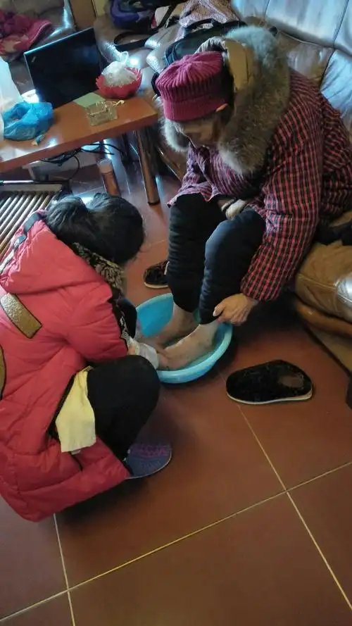 帮奶奶洗脚