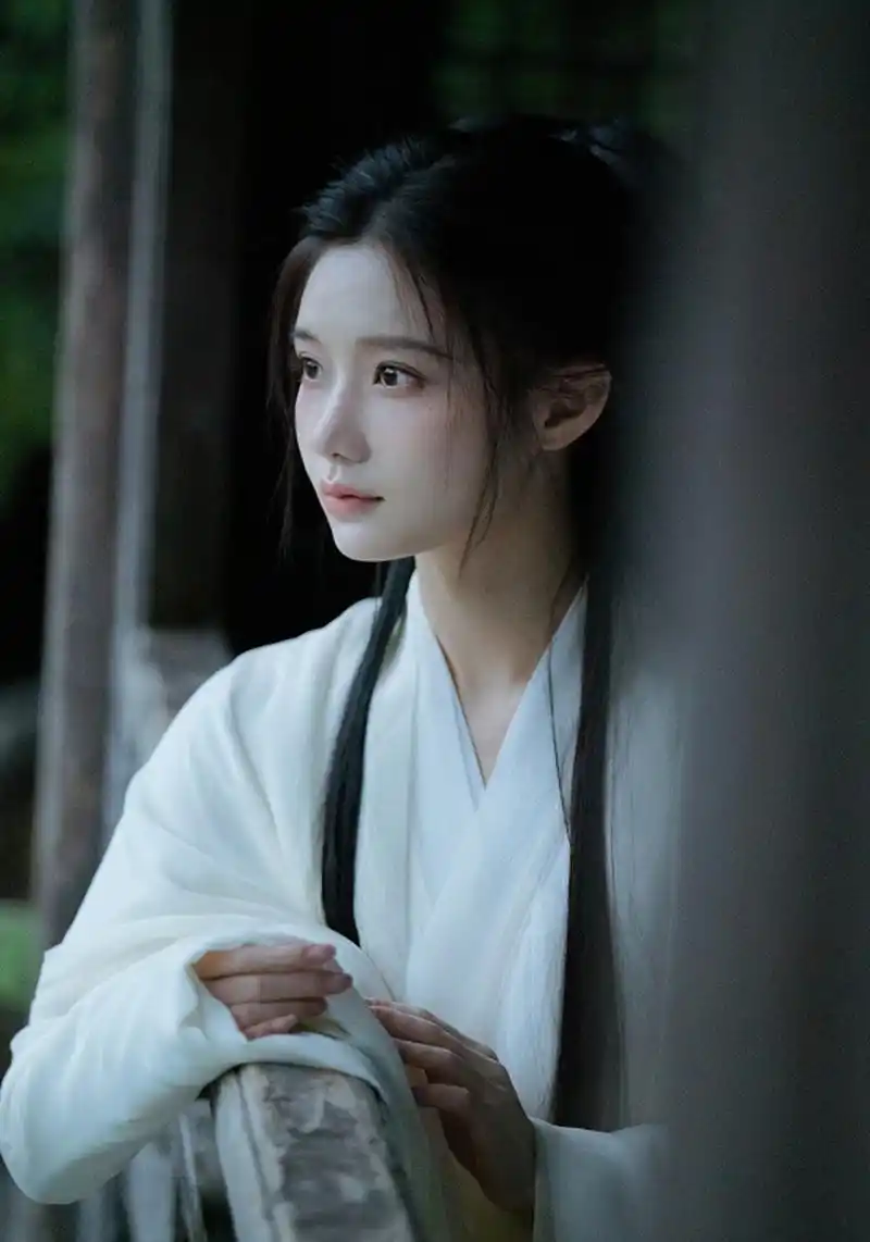 陈意涵的白衣古装照,很有诗情画意. 青衫烟雨客,似是故人来.