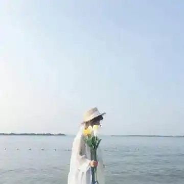 蓝色系一个人看海的背影头像图片 - 女生头像 - 潮人个性网