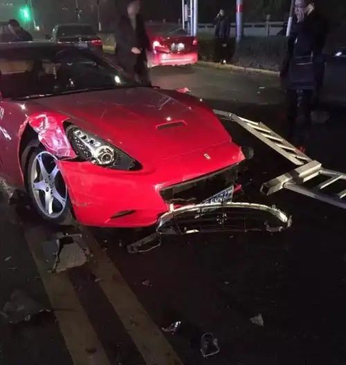 红色法拉利california发生撞车