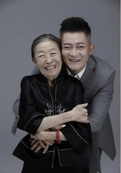 回顾丑娘张少华生前带病工作去世后丈夫的坚持让人泪目