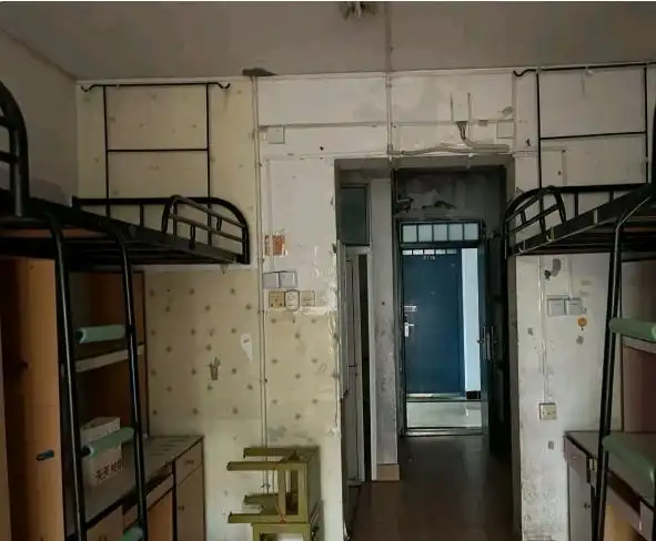 中南大学新生晒出宿舍照片,抱怨条件不好,同学却说:知足吧