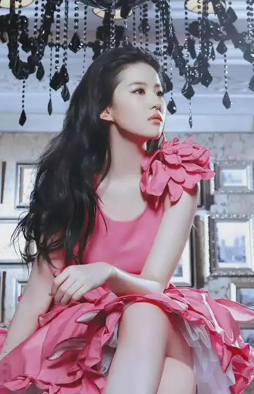 穿搭小技巧:纯粉色色调穿搭优点:清冷出尘在大众的印象中,刘亦菲似乎