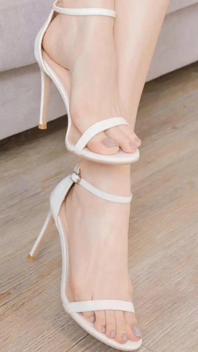 白色高跟鞋,是一种朴素优雅#美腿玉足