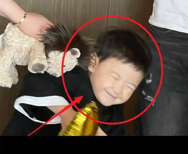 明星晒娃变时尚,沈腾儿子颜值不输爸爸,唐嫣女儿软萌乖巧_照片_孩子