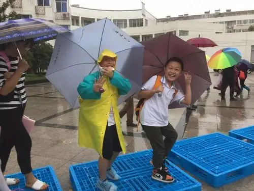 校园播报这所学校把雨天过成了诗