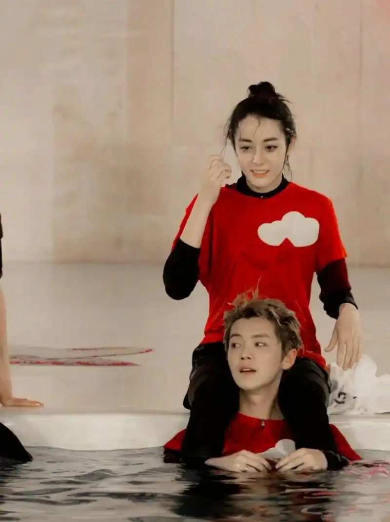 热巴的路线无法复制,因为不会有第二个顶流鹿晗自杀式官宣把 cpf完全