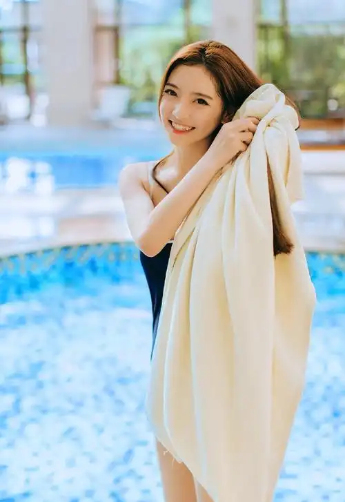 泳装少女漂亮脸蛋养眼可人写真