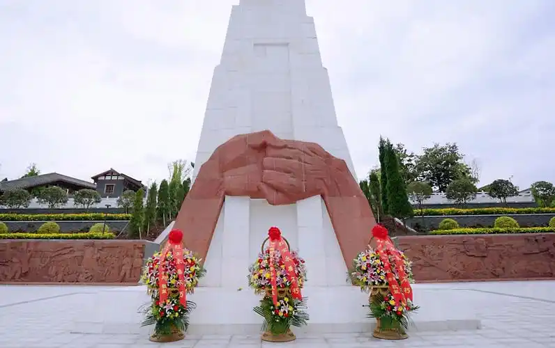 川渝"铸魂·2024·清明祭英烈"敬献花篮仪式在雄壮的《义勇军进行曲》