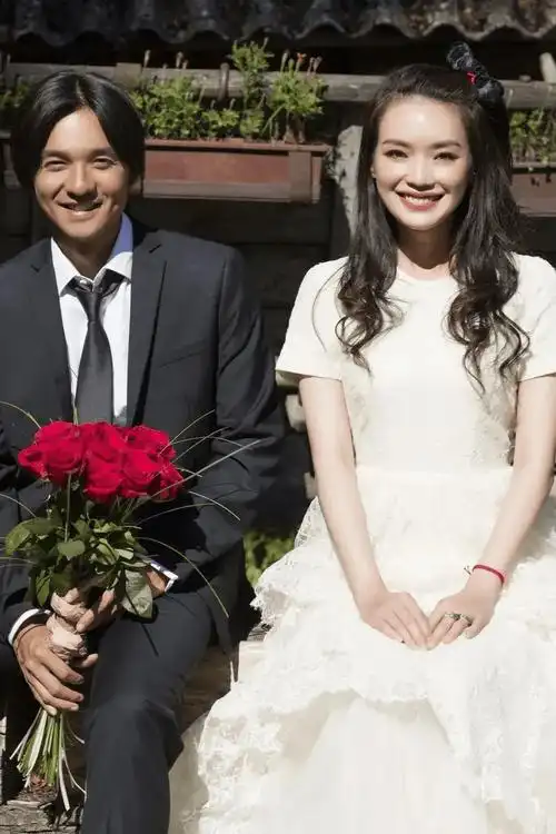 舒淇冯德伦结婚8周年补办中式婚宴,甜蜜亲吻相互表白,众星见证