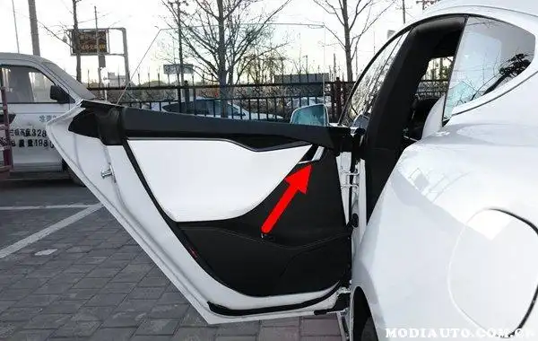 特斯拉车门怎么开从里面特斯拉车内给车外人开门方法