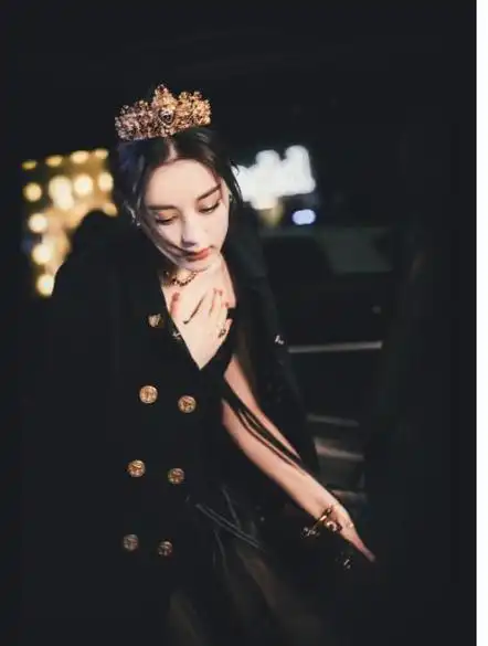 迪丽热巴美得好惊艳鎏金吊带裙头戴黑色皇冠那瞬间美到失语
