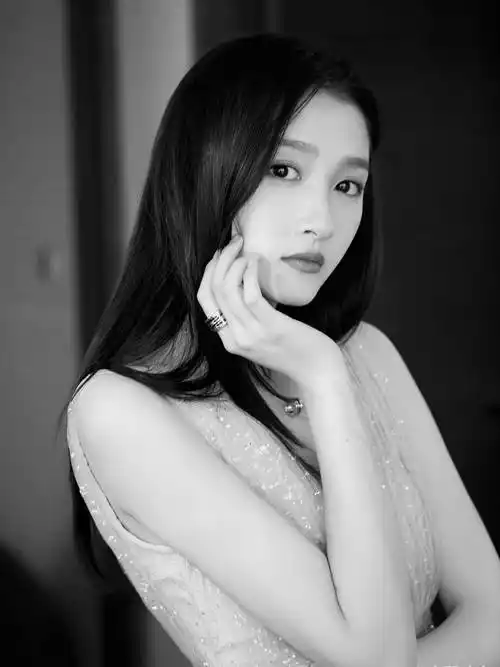 水墨长裙的关晓彤不光美上电视还代言大牌珠宝时尚指数飙升