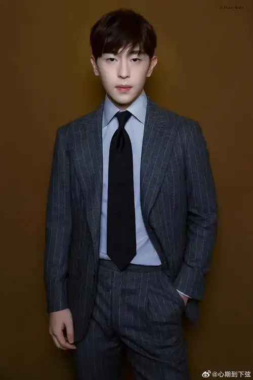 邓伦##邓伦粉丝##邓伦现状#    翩翩少年  西装伦