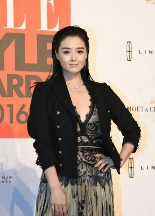 蒋欣造型又翻车了,深v连衣裙配黑西装显胖10斤,终于信有130斤_黑色