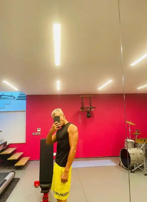 组图:陈伟霆健身房自拍上新!剪寸头霸气秀肌肉身材超顶