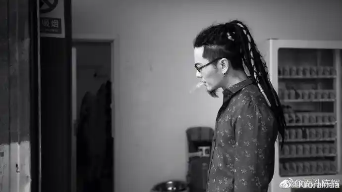 乐队的夏天#面孔陈辉摁住朋友安利面孔的时候提到辉哥是长头发,说长