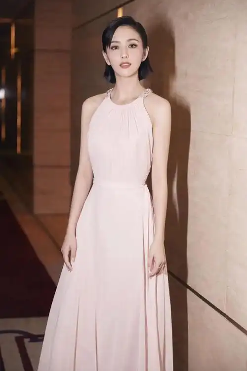 自从佟丽娅离婚到现在,一晃也有好几年时间了,很多人都对丫丫十分同情