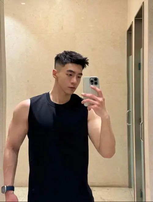 男生短发前刺很帅气