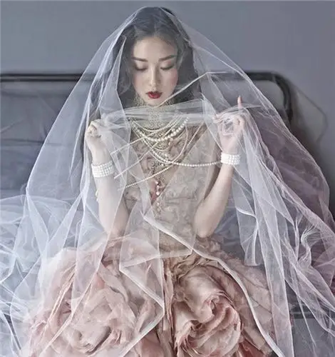 倪妮拍梦幻婚纱写真演绎完美新娘
