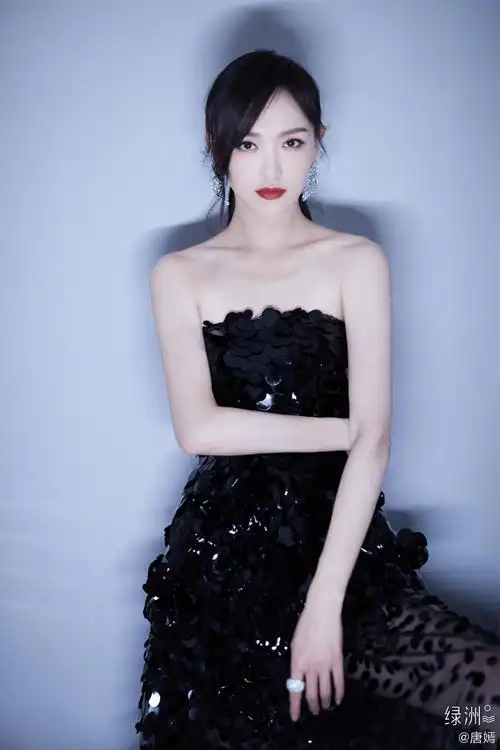 唐嫣的状态是真的好,一袭宝石裙衬出冷艳优雅气质,笑容甜美如旧_黑色
