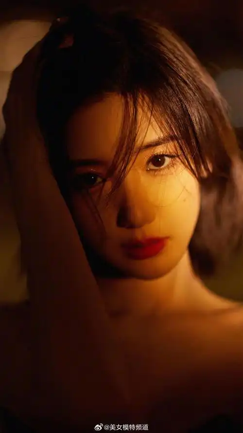 毛晓彤街拍写真齐肩短发