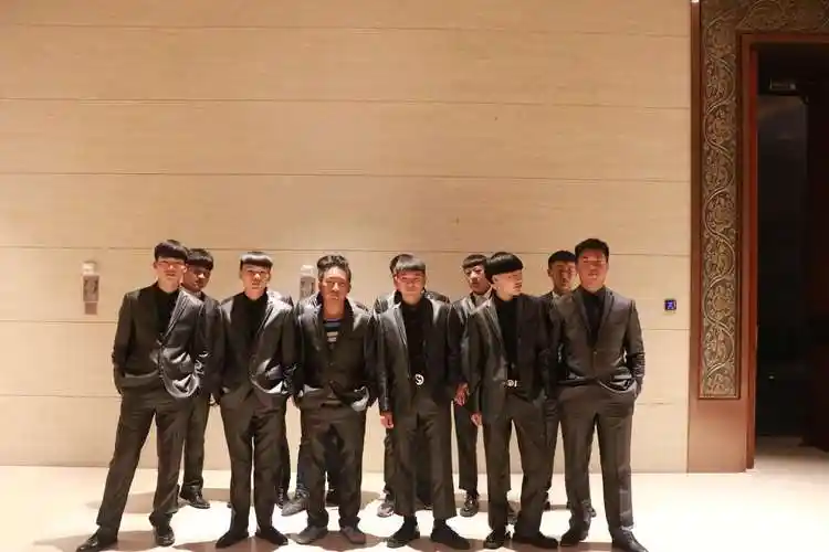 一群小帅哥们集体亮相