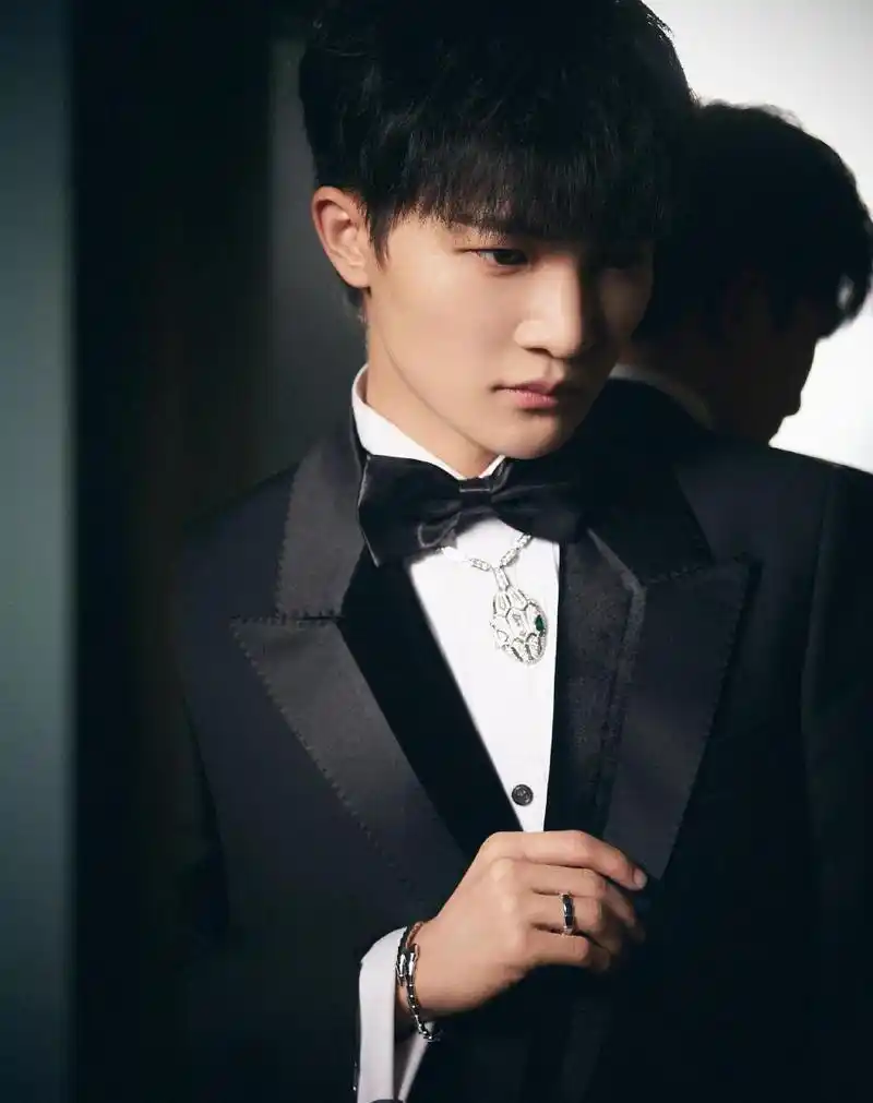 【周深】北京国际电影节闭幕(官图) 很帅,稳重,贵气,脖子上的蛇头值一