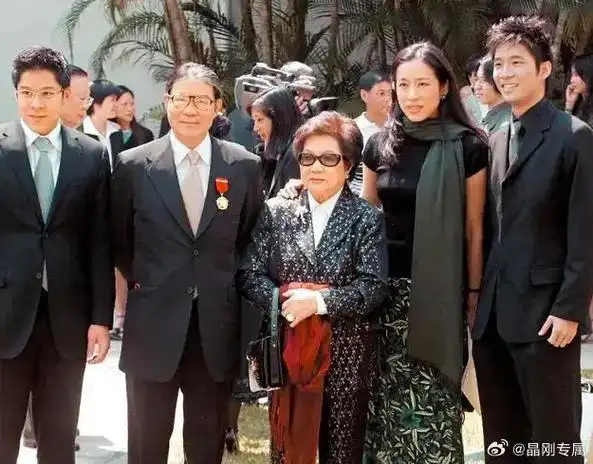 婚前的霍启刚和家人(从左到右霍启刚,霍震霆,奶奶,朱玲玲,霍启山)